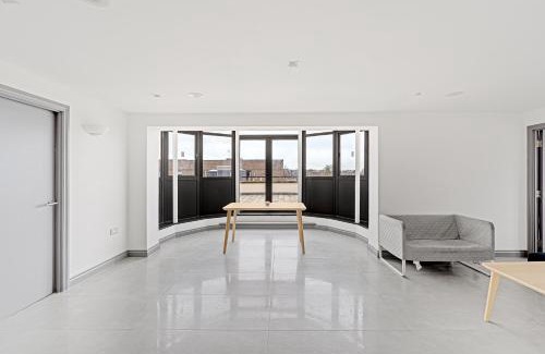 Chelmsford Apartment | Long Letting - Luxurious 3 Bedroom Penthouse in City Centre - Parking Included!