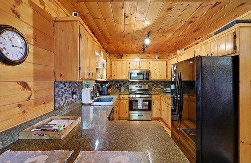 Mineral Bluff Cabin | Long range mountain views with total privacy and well equipped.