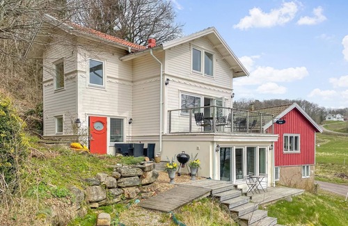 Kungsbacka O House | Look forward to a fantastic vacation home vacation with a view of the lake.