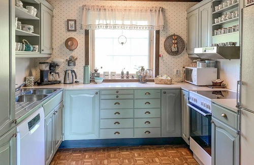 Forde House | Look forward to a fantastic landscape panorama in this comfortable vacation home.