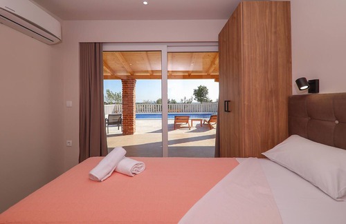 Lisicici House | Look forward to a wonderful vacation with friends or family in this villa in an elevated and quiet l