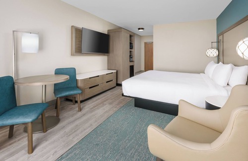 Marathon Hotel | Look No Further! With Free Breakfast, Outdoor Pool, Pets are Welcome!