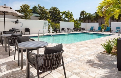 Clearwater Hotel | Look No More! 2 Pet-friendly Units, Free Breakfast, Outdoor Pool, Free Parking