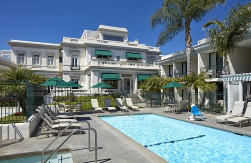 Coronado Hotel | Look No More! 2 Units Close to USS Midway Museum! Onsite Pool and Parking!