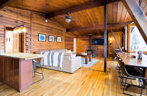 Gravenhurst Cottage | Loon Lake House - Large family lakefront cottage - w beach & hot tub!