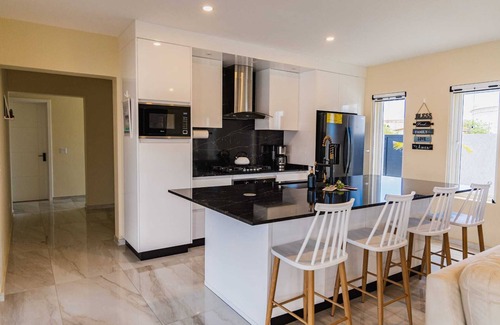 San Nicolas Zuid House | Lord's Suites Summary