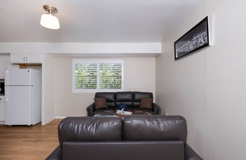 Mid-Wilshire House | Los Angeles Miracle Mile District Retreat