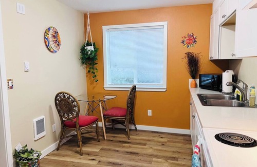 Southeast Salem Apartment | Los Dos- Talavera + Sandia
