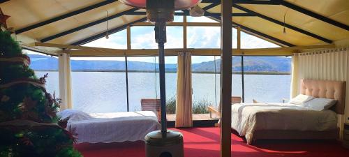 Puno Cabin | Los Uros vista Ciudad Puno