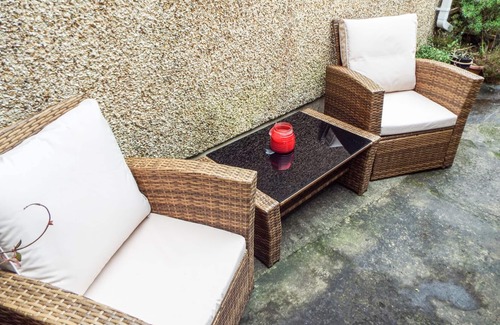 Ammanford Cottage | LOTHLORIEN COTTAGE, pet friendly, with a garden in Cwmgors