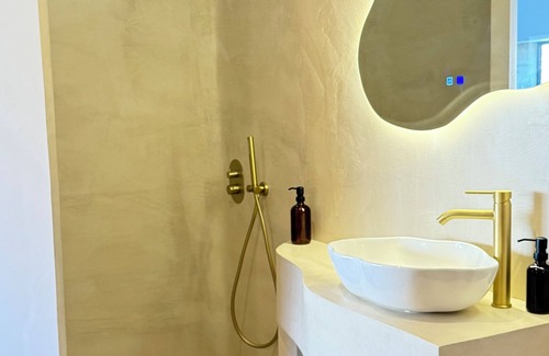 Doue-la-Fontaine Apartment | Love getaway with outdoor spa