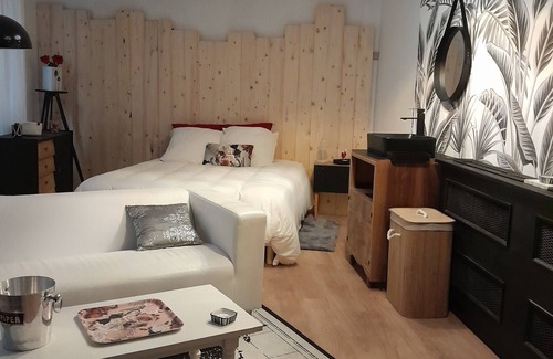 Plelo Apartment | Love-room Avec Jacuzzi Intérieur et Patio à 15 mn des Plages