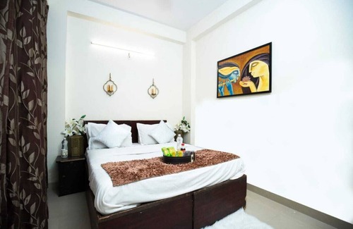 Delhi Apartment | Lovely 1 Bedroom serviced Apartment with covered parking