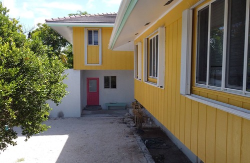 Discovery Bay Apartment | Lovely 1 bedroom, steps from the beach, car available