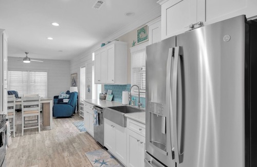 Plantation Key House | Lovely 2 bdrm home in a resort, have a coffee and watch the sunrise on the deck
