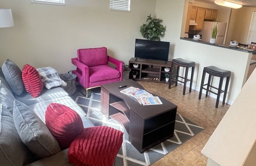 Medical District House | Lovely 2 Bdroom TownHome 5 minutes from Downtown Memphis with FREE Parking!