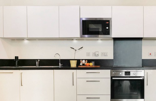 Royal Docks Apartment | Lovely 2 bed flat with Balcony Waterside Heights