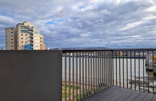 Royal Docks Apartment | Lovely 2 bed flat with Balcony Waterside Heights
