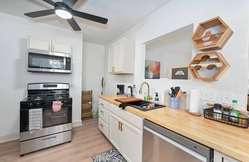 Lyndhurst House | Lovely 2-bedroom house in Cleveland w ac