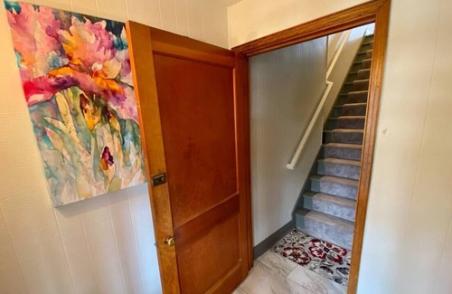 Crown Point Apartment | Lovely 2 bedroom just a few blocks from the square