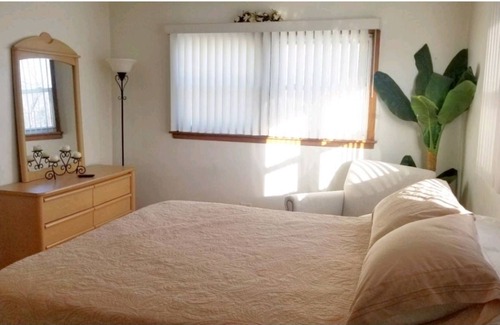 Berkeley Apartment | ** Lovely 2BDRM Apt ** 20 mins Ohare or Chicago