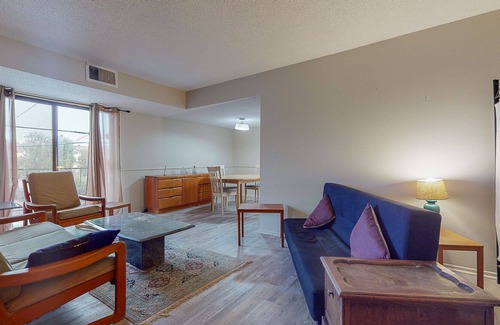 Verdugo Viejo Condo | Lovely 2BRDM Suite with Pool & Parking, Glendale