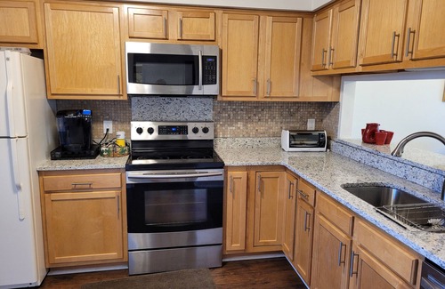 Auburn Hills Condo | Lovely 2nd level 2 bed 2 baths condo
