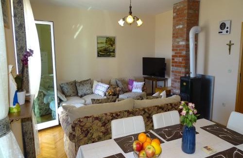 Rtina Apartment | Lovely 3 bedroom apartment Lemi near beach