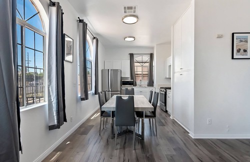 NoHo Arts District Apartment | Lovely 3bed 2bath apartment near Universal studio & Hollywood in Los Angeles