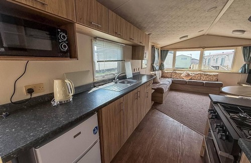 Barmston House | Lovely 6 berth caravan for hire at Barmston Beach Holiday Park ref 62062HC