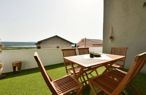 Obrovac Apartment | Lovely apartment for 4 people with A/C, WIFI, TV and terrace