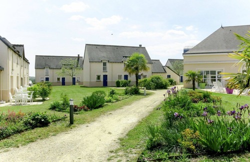 Azay-le-Rideau House | Lovely apartment in villa for 4 guests with pool, WIFI, TV, terrace and pets allowed