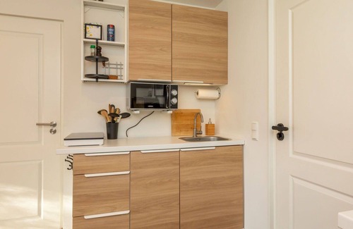 Wolphaartsdijk Apartment | Lovely apartment for 2 guests with WIFI, hot tub, TV, terrace and pets allowed