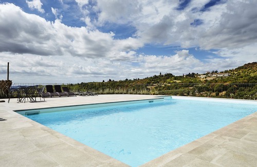 Capolona Apartment | Lovely apartment for 5 people with pool, WIFI, TV, pets allowed and panoramic view, close to Are.