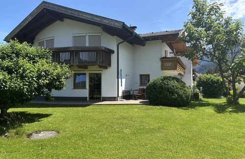 Weissenbach am Lech Apartment | Lovely apartment for 6 people with WIFI, TV, terrace and pets allowed
