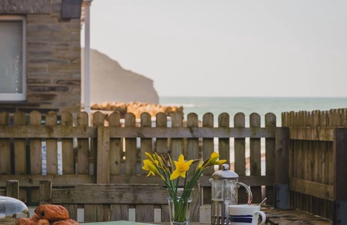 Trebarwith Apartment | Lovely apartment for 4 people with WIFI, TV, patio and pets allowed