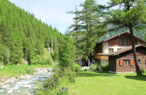 Saas-Balen House | Lovely apartment in villa for 4 people with WIFI, TV, patio and pets allowed