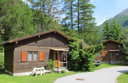Saas-Balen House | Lovely apartment in villa for 4 people with WIFI, TV, patio and pets allowed