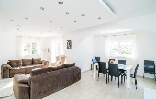 Mocici Apartment | Lovely Apartment In Cilipi With Wifi