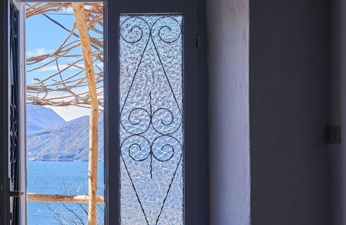 Bellano House | Lovely apartment in villa for 2 guests with A/C, WIFI, TV, terrace and pets allowed