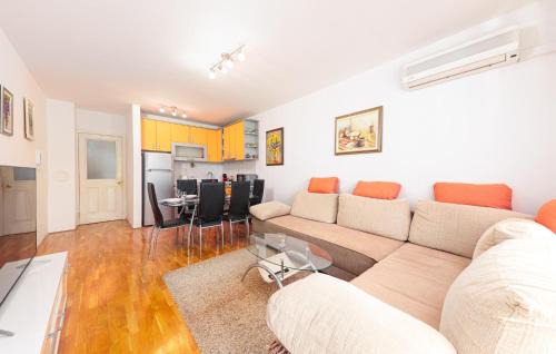 Dugis Apartment | Lovely Apartment In Makarska With Wifi