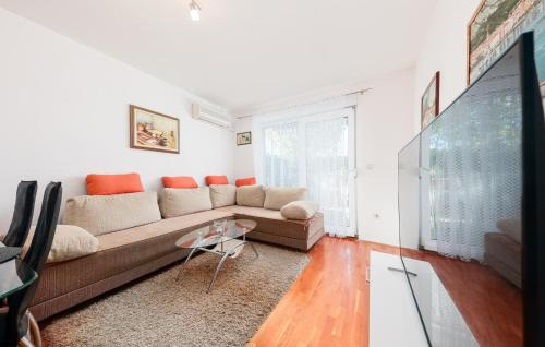 Dugis Apartment | Lovely Apartment In Makarska With Wifi