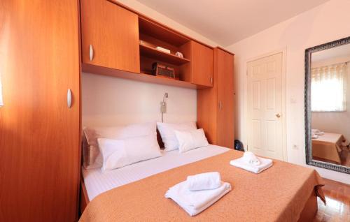 Dugis Apartment | Lovely Apartment In Makarska With Wifi