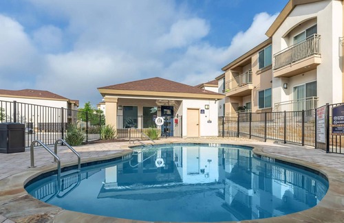 Cedar Park Apartment | Lovely Apartment in Austin shopping Dining