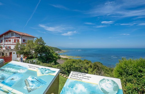 Guethary House | Lovely apartment in villa for 6 guests with WIFI, pool, TV and terrace