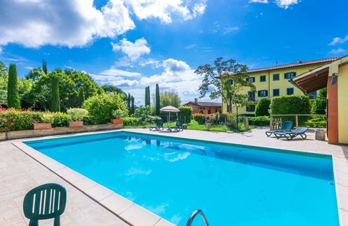 Fucecchio Villa | Lovely apartment in villa for 15 people with WIFI, A/C, private pool, hot tub, TV and pets allowed