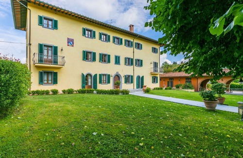 Fucecchio Villa | Lovely apartment in villa for 15 people with WIFI, A/C, private pool, hot tub, TV and pets allowed