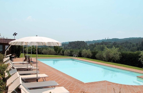Montecarlo Villa | Lovely apartment in villa for 6 guests with WIFI, pool, TV, patio and pets allowed