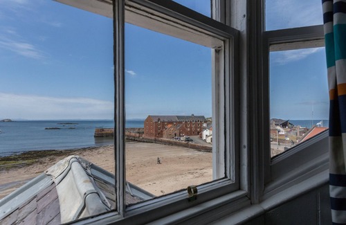 North Berwick Apartment | Lovely beachside apartment, with uninterrupted views across to the Fife coastline. Sleeps 8.