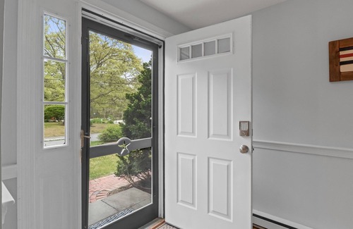 South Chatham House | Lovely Cape Cottage Home < 1 mile to the beach!